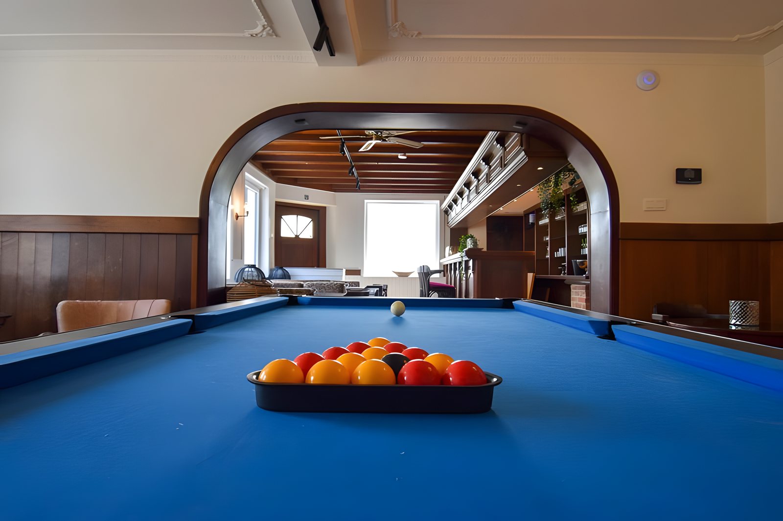 De pooltafel, met doorkijk naar de bar