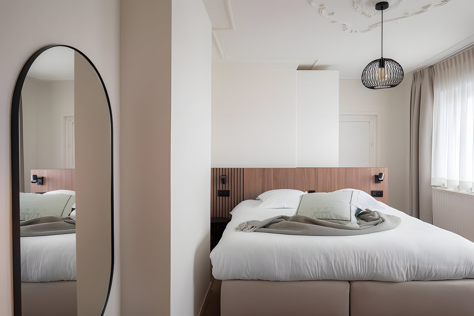 Slaapkamer met passpiegel