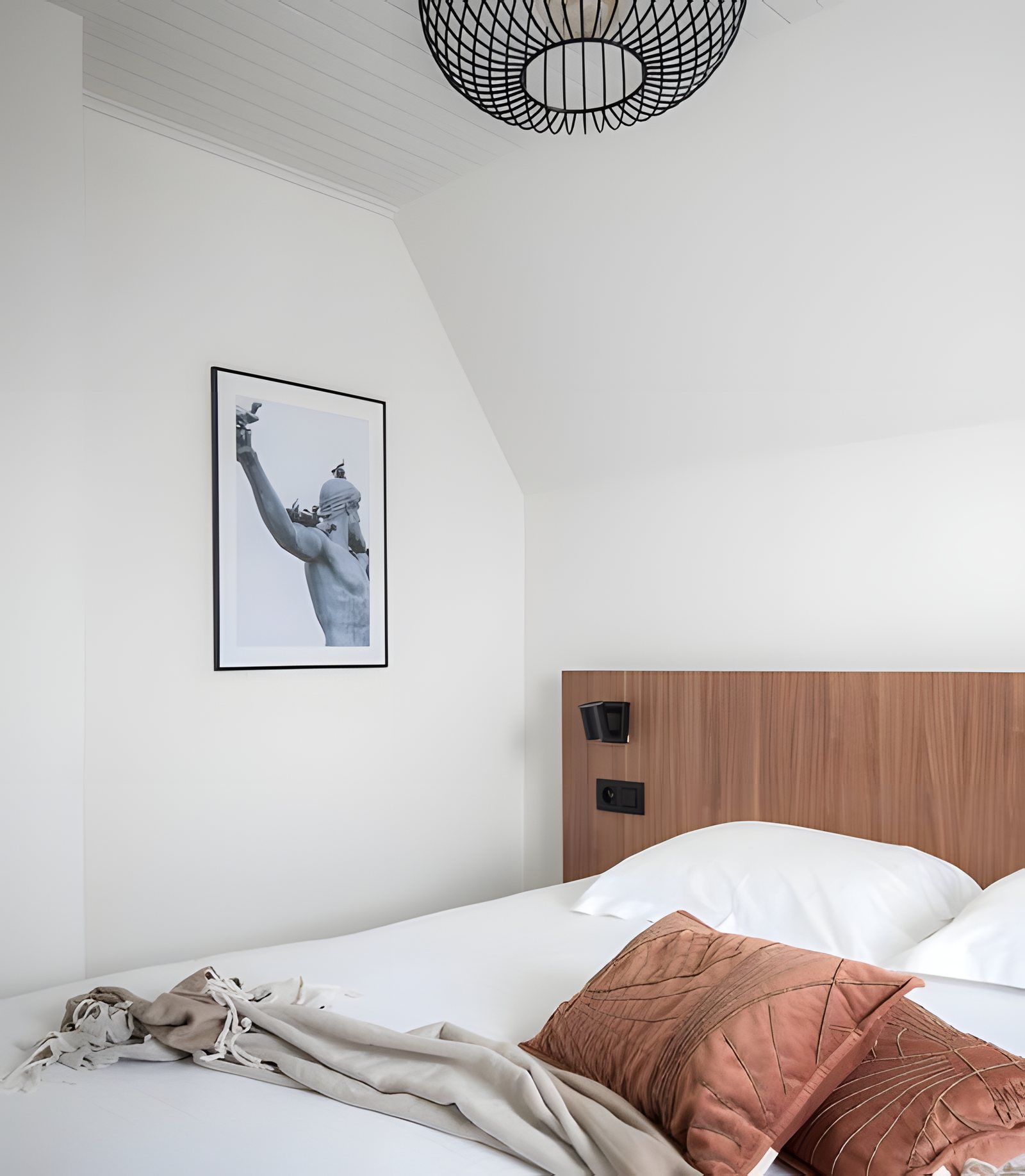 Kunstprint in een slaapkamer onder het dak, een knipoog naar de Triënnale Beaufort