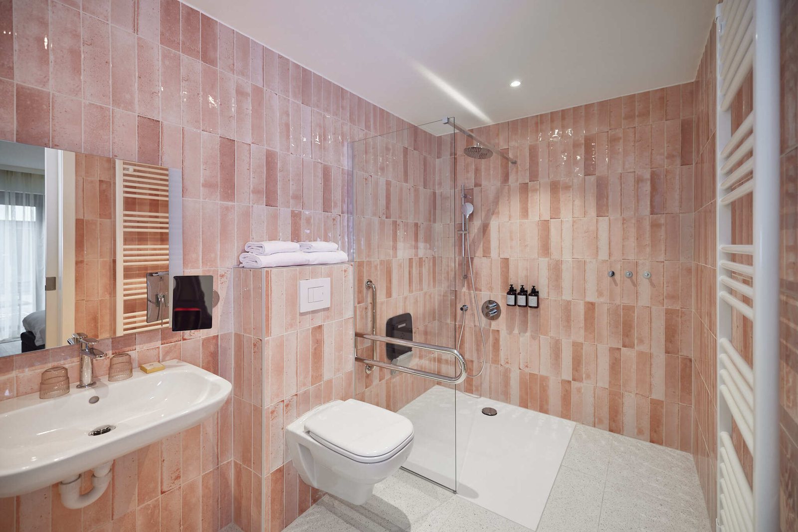 Badkamer van een vernieuwde kamer