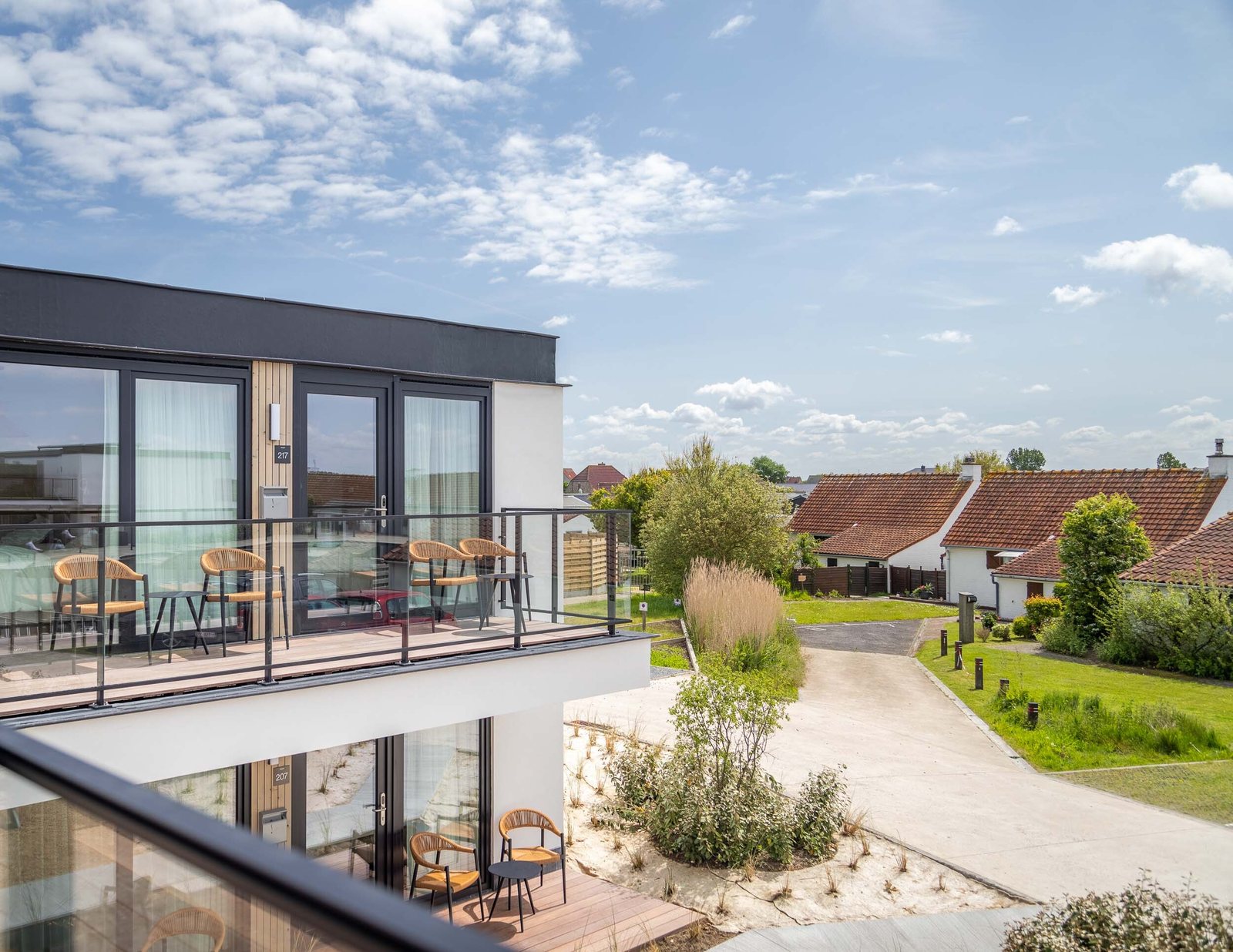 Het natuurzwembad en de terrassen van Hotel & Aparthotel Zeegalm, in de Warandeduinen