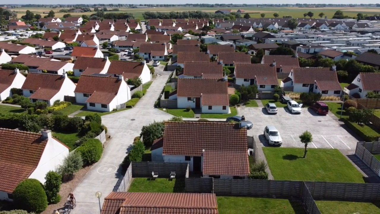 Zeegalm Bungalows van bovenaf, witte huisjes met rode daken in de duinen